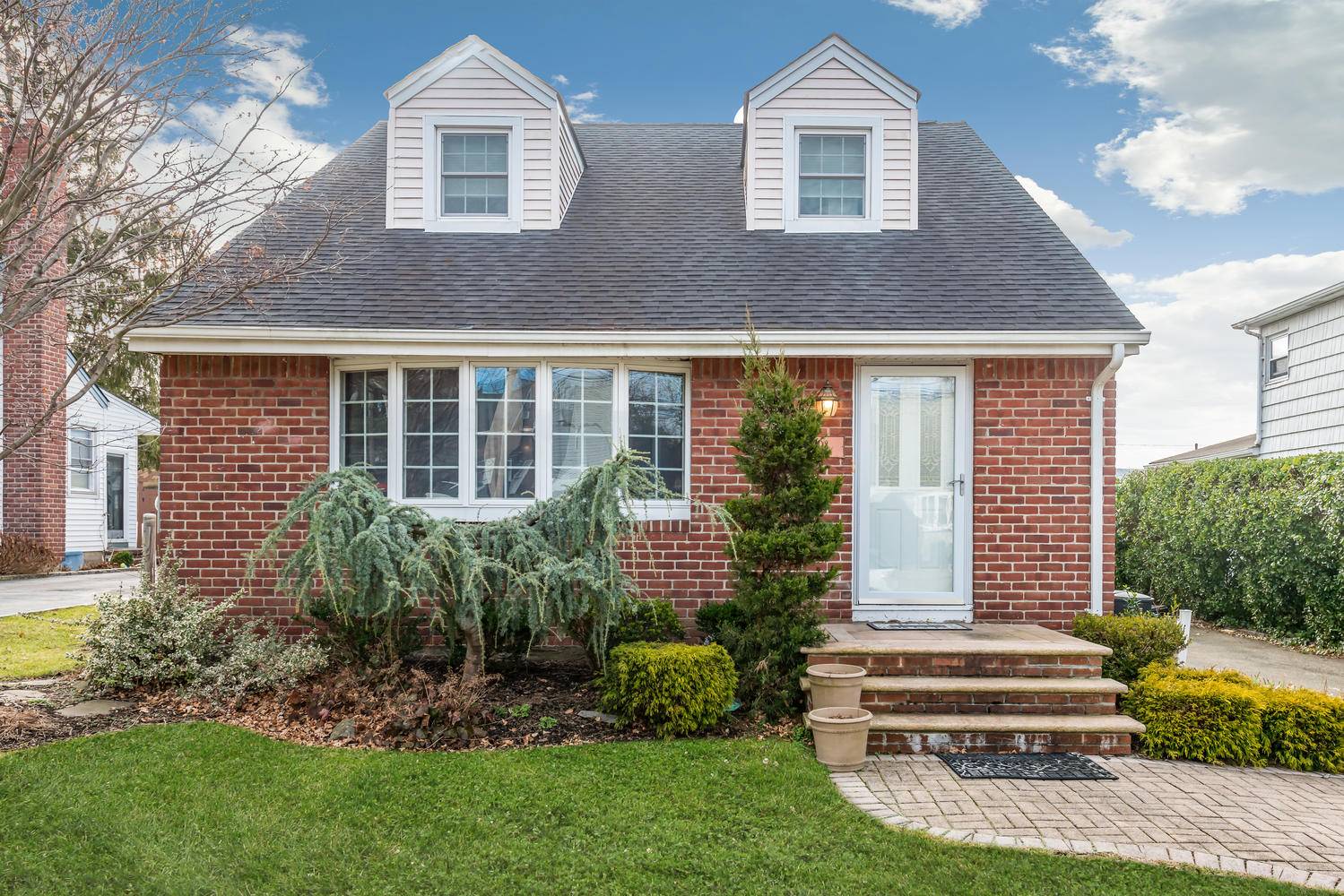 308 Roslyn Ave., Carle Place, NY 11514 (Off Market NYStateMLS Listing